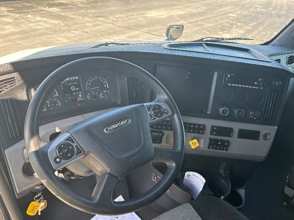Sleeper Tractor-Heavy Duty Tractors-Freightliner-2022-T12664ST-East Chicago-IN-294,987\n\t\tmiles-$ 88,000 - Image 11