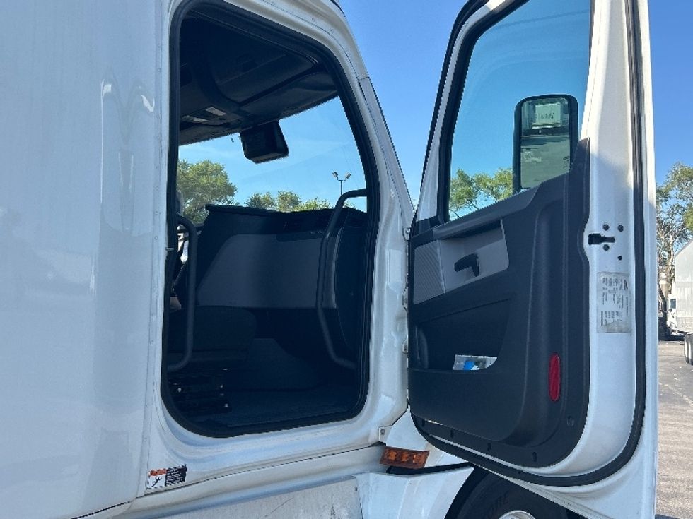 Sleeper Tractor-Heavy Duty Tractors-Freightliner-2022-T12664ST-East Chicago-IN-294,987\n\t\tmiles-$ 88,000 - Image 13