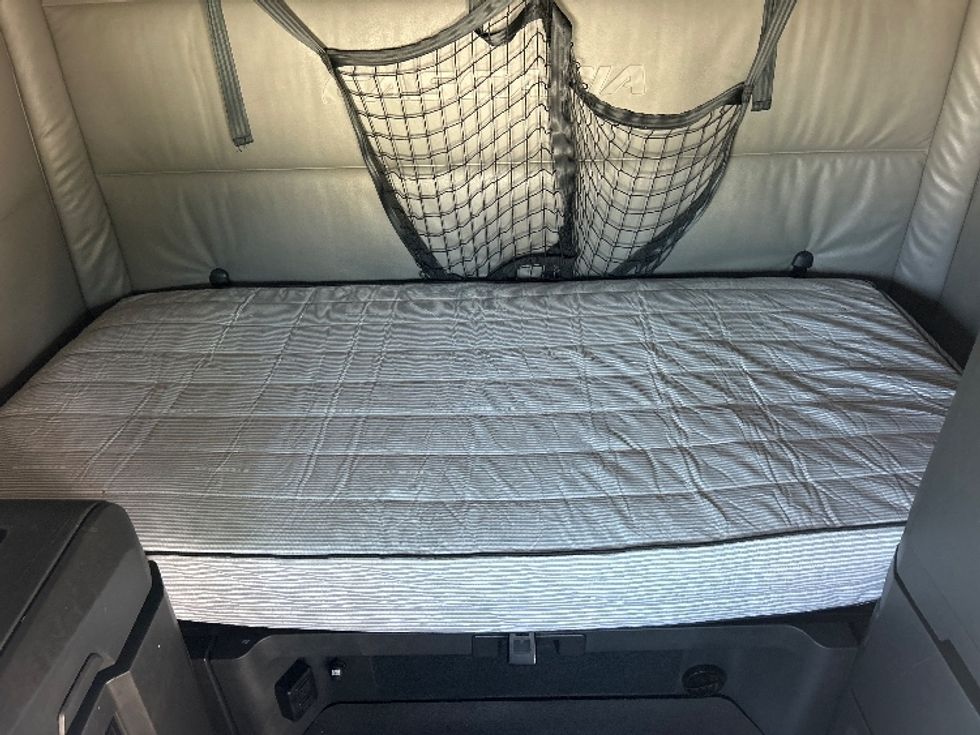 Sleeper Tractor-Heavy Duty Tractors-Freightliner-2022-T12664ST-East Chicago-IN-294,987\n\t\tmiles-$ 88,000 - Image 17