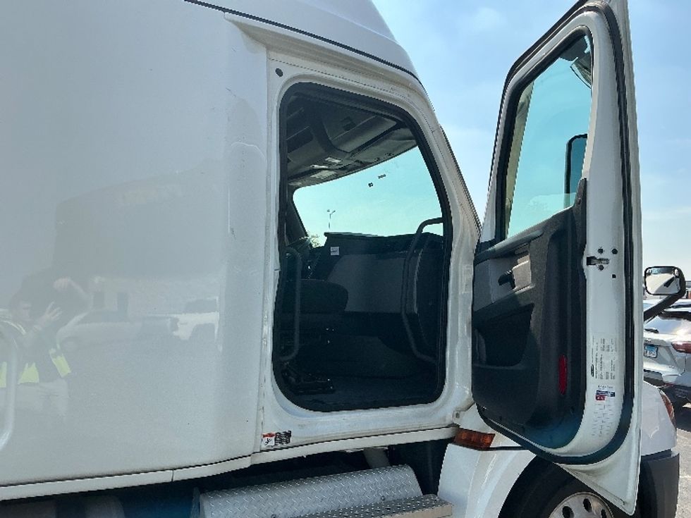 Sleeper Tractor-Heavy Duty Tractors-Freightliner-2022-T12664ST-East Chicago-IN-318,609\n\t\tmiles-$ 84,750 - Image 13