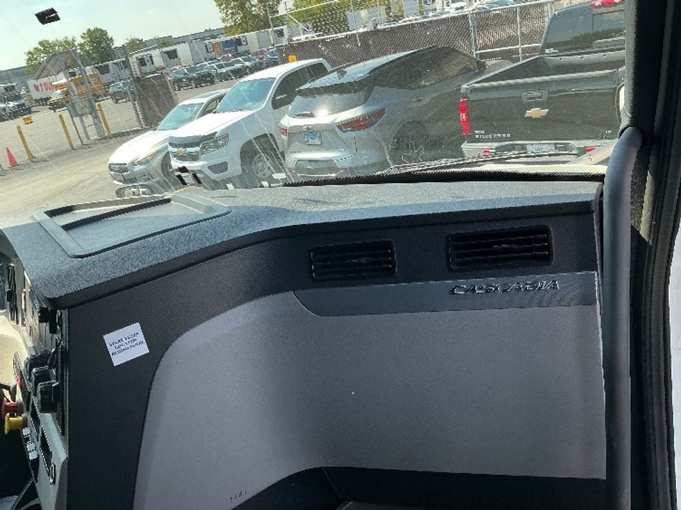 Sleeper Tractor-Heavy Duty Tractors-Freightliner-2022-T12664ST-East Chicago-IN-318,609\n\t\tmiles-$ 84,750 - Image 14