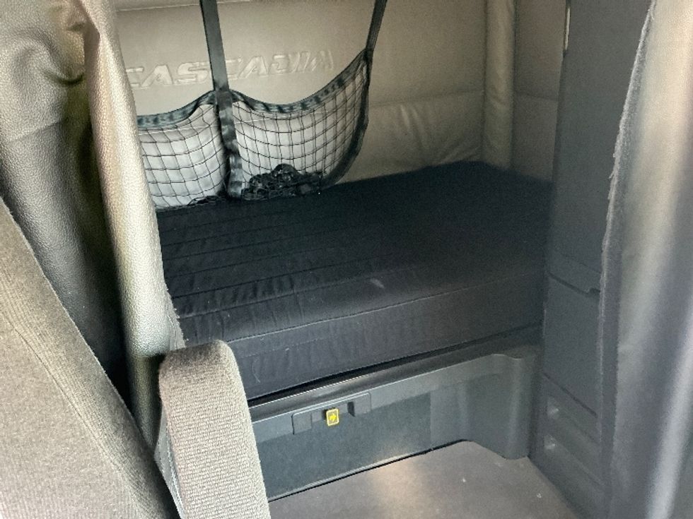 Sleeper Tractor-Heavy Duty Tractors-Freightliner-2022-T12664ST-East Chicago-IN-318,609\n\t\tmiles-$ 84,750 - Image 17