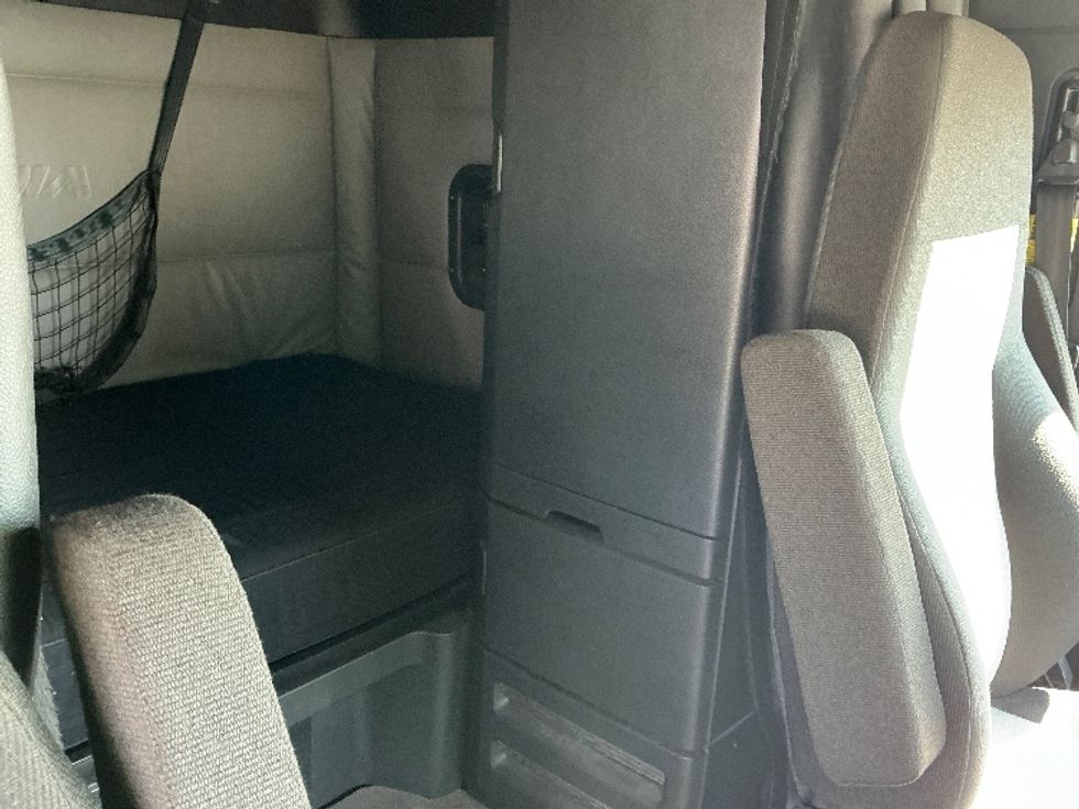 Sleeper Tractor-Heavy Duty Tractors-Freightliner-2022-T12664ST-East Chicago-IN-318,609\n\t\tmiles-$ 84,750 - Image 18