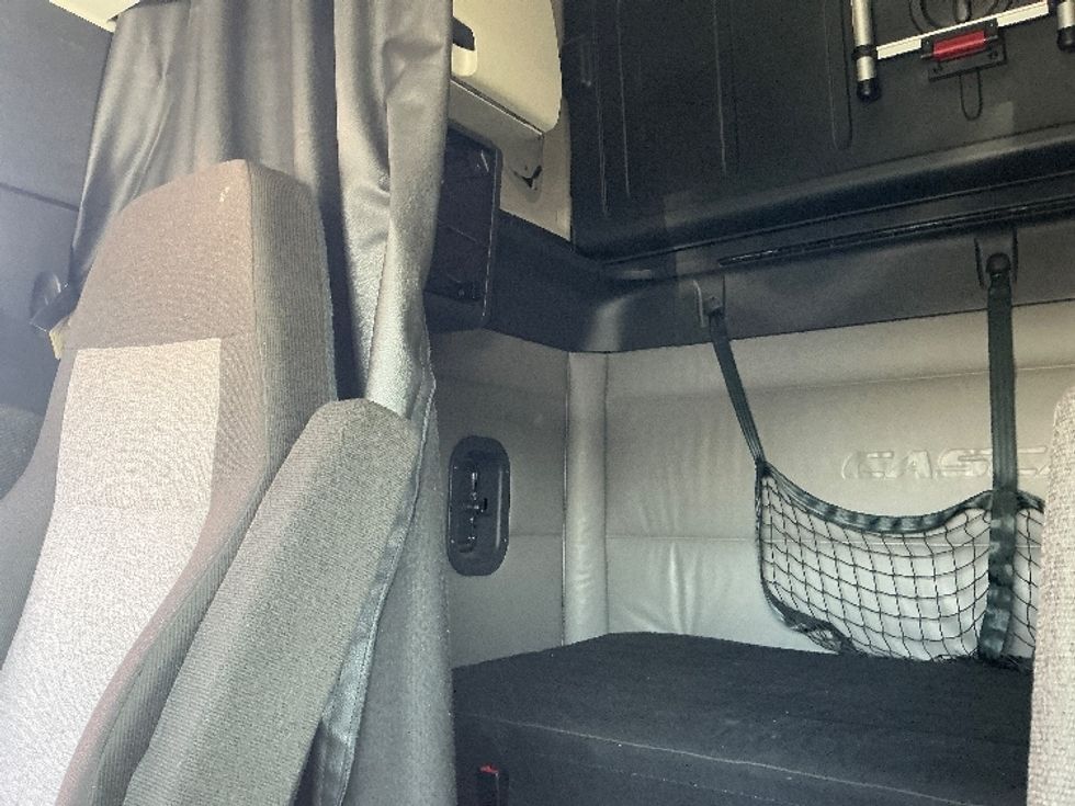 Sleeper Tractor-Heavy Duty Tractors-Freightliner-2022-T12664ST-East Chicago-IN-318,609\n\t\tmiles-$ 84,750 - Image 19