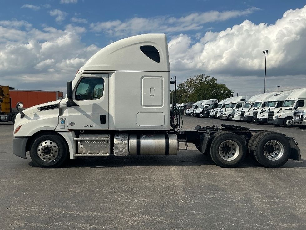 Sleeper Tractor-Heavy Duty Tractors-Freightliner-2022-T12664ST-East Chicago-IN-318,609\n\t\tmiles-$ 84,750 - Image 4
