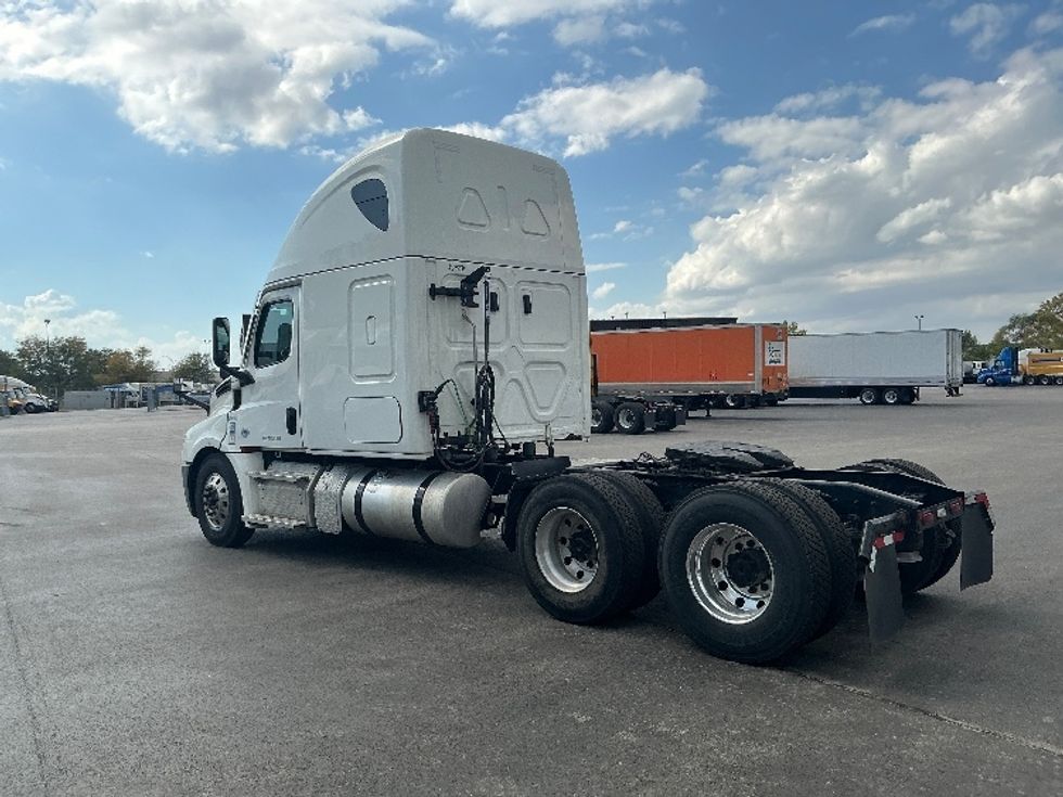 Sleeper Tractor-Heavy Duty Tractors-Freightliner-2022-T12664ST-East Chicago-IN-318,609\n\t\tmiles-$ 84,750 - Image 5