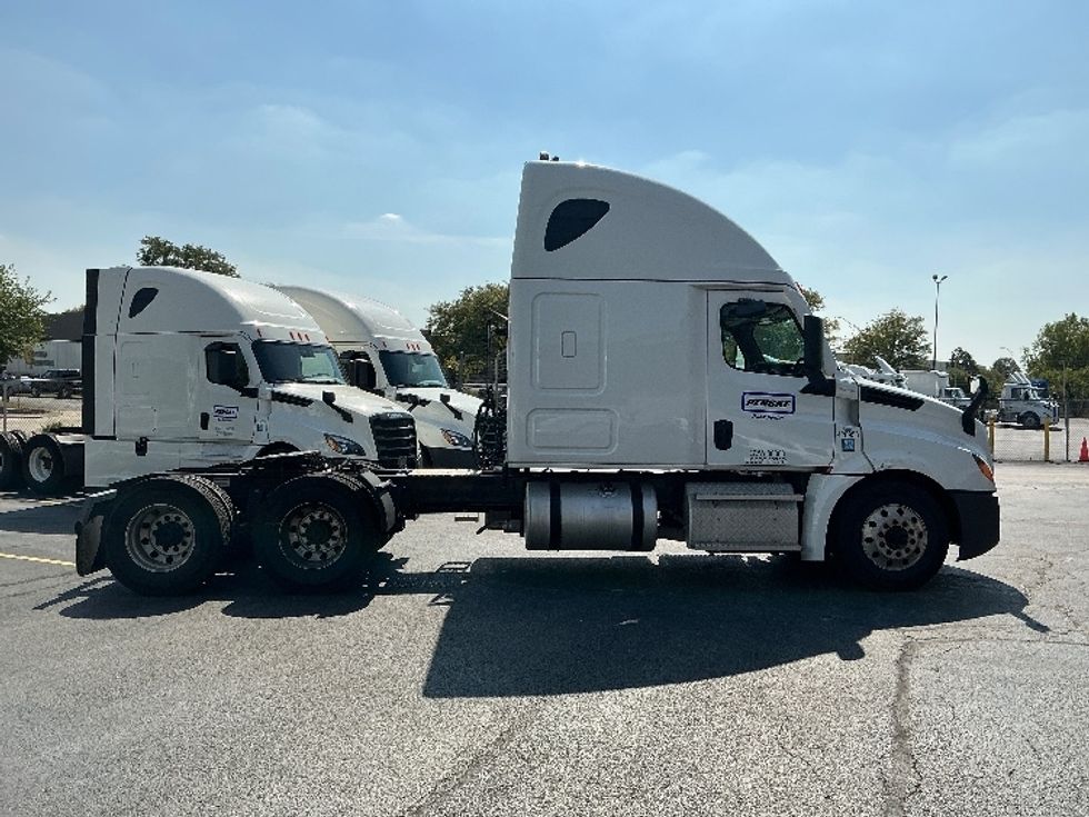 Sleeper Tractor-Heavy Duty Tractors-Freightliner-2022-T12664ST-East Chicago-IN-318,609\n\t\tmiles-$ 84,750 - Image 8