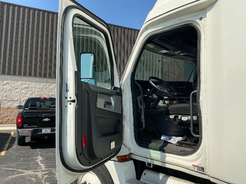 Sleeper Tractor-Heavy Duty Tractors-Freightliner-2022-T12664ST-East Chicago-IN-318,609\n\t\tmiles-$ 84,750 - Image 9