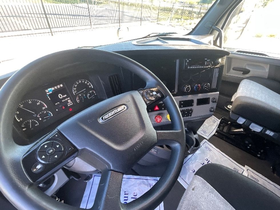 Sleeper Tractor-Heavy Duty Tractors-Freightliner-2022-T12664ST-East Chicago-IN-319,327\n\t\tmiles-$ 86,500 - Image 10