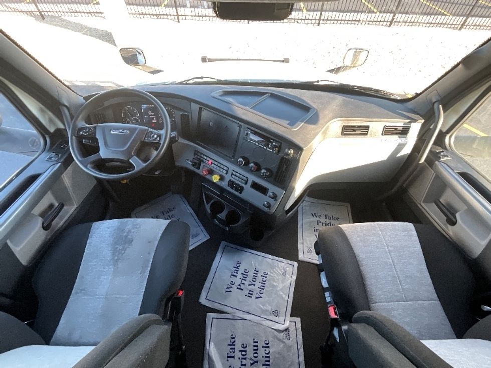 Sleeper Tractor-Heavy Duty Tractors-Freightliner-2022-T12664ST-East Chicago-IN-319,327\n\t\tmiles-$ 86,500 - Image 12