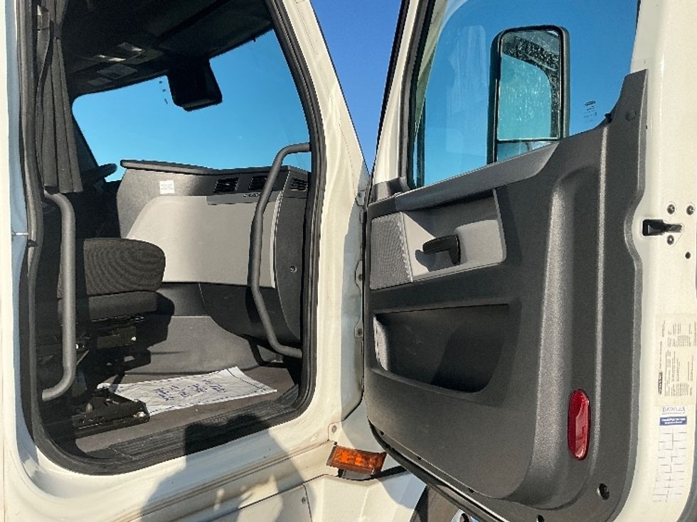 Sleeper Tractor-Heavy Duty Tractors-Freightliner-2022-T12664ST-East Chicago-IN-319,327\n\t\tmiles-$ 86,500 - Image 13