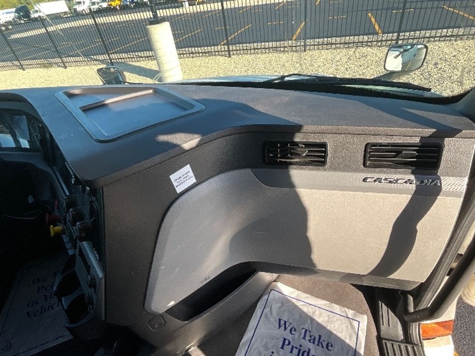 Sleeper Tractor-Heavy Duty Tractors-Freightliner-2022-T12664ST-East Chicago-IN-319,327\n\t\tmiles-$ 86,500 - Image 14