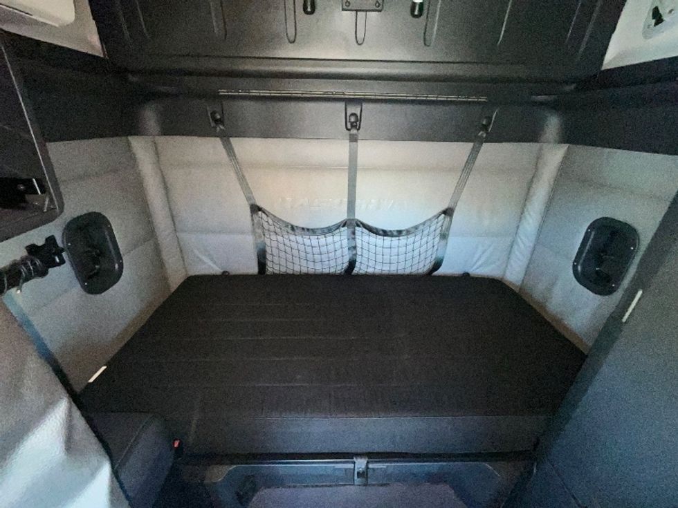 Sleeper Tractor-Heavy Duty Tractors-Freightliner-2022-T12664ST-East Chicago-IN-319,327\n\t\tmiles-$ 86,500 - Image 16