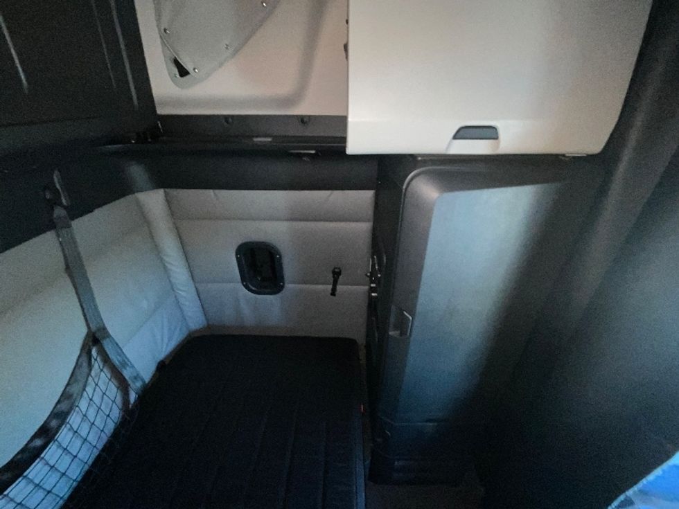 Sleeper Tractor-Heavy Duty Tractors-Freightliner-2022-T12664ST-East Chicago-IN-319,327\n\t\tmiles-$ 86,500 - Image 18