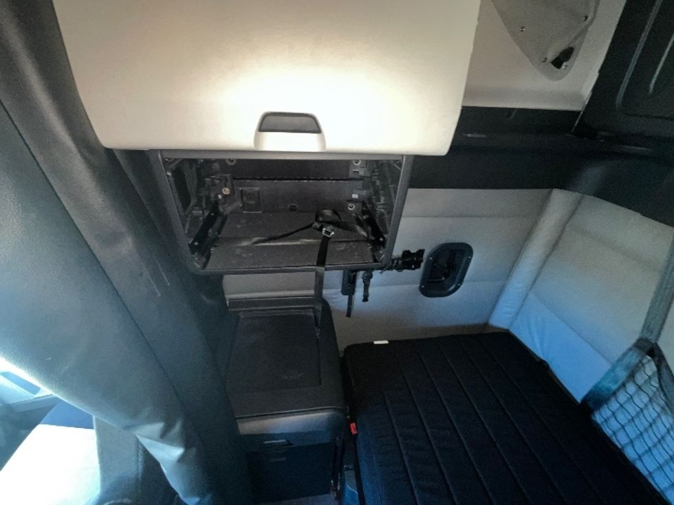 Sleeper Tractor-Heavy Duty Tractors-Freightliner-2022-T12664ST-East Chicago-IN-319,327\n\t\tmiles-$ 86,500 - Image 19