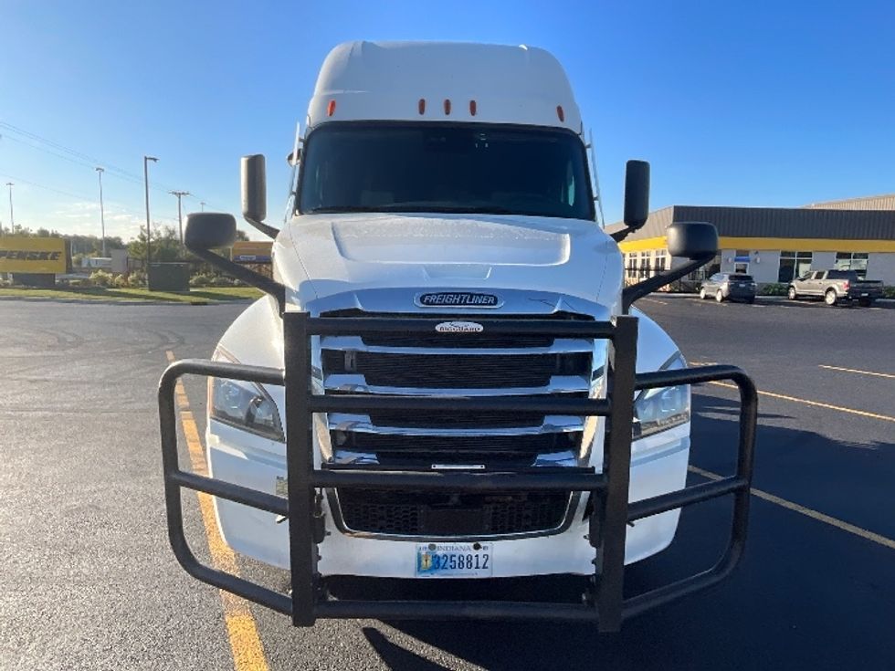 Sleeper Tractor-Heavy Duty Tractors-Freightliner-2022-T12664ST-East Chicago-IN-319,327\n\t\tmiles-$ 86,500 - Image 2