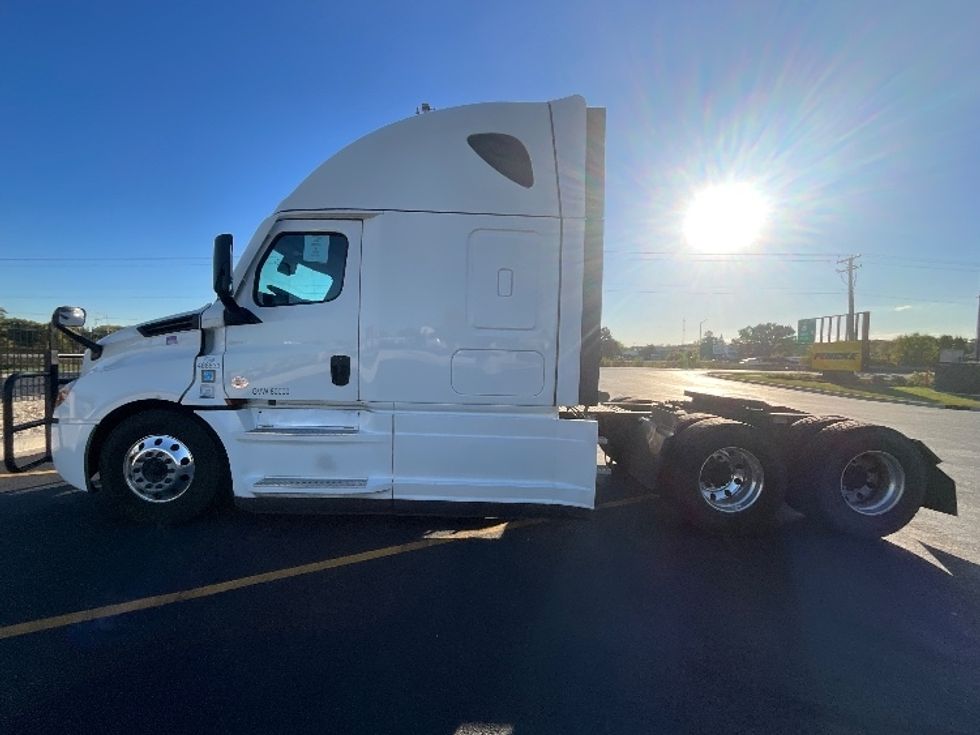 Sleeper Tractor-Heavy Duty Tractors-Freightliner-2022-T12664ST-East Chicago-IN-319,327\n\t\tmiles-$ 86,500 - Image 4