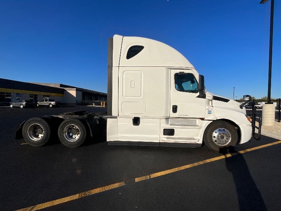 Sleeper Tractor-Heavy Duty Tractors-Freightliner-2022-T12664ST-East Chicago-IN-319,327\n\t\tmiles-$ 86,500 - Image 8