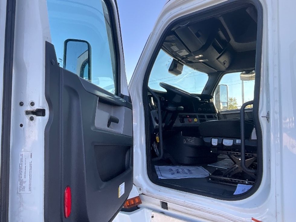 Sleeper Tractor-Heavy Duty Tractors-Freightliner-2022-T12664ST-East Chicago-IN-319,327\n\t\tmiles-$ 86,500 - Image 9