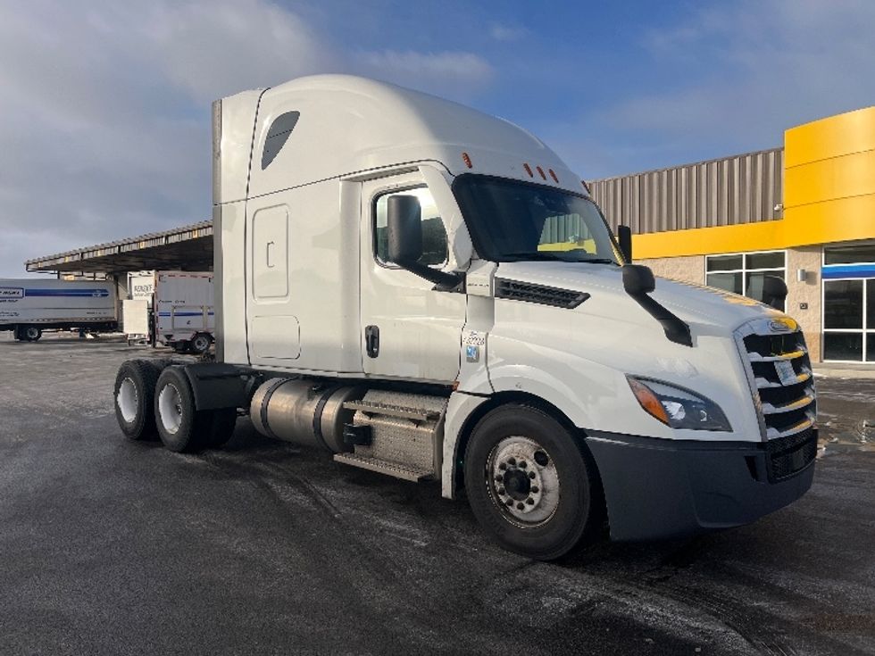 Sleeper Tractor-Heavy Duty Tractors-Freightliner-2022-T12664ST-East Chicago-IN-325,239\n\t\tmiles-$ 80,750 - Image 1