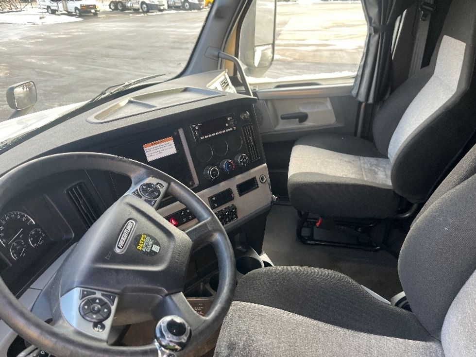Sleeper Tractor-Heavy Duty Tractors-Freightliner-2022-T12664ST-East Chicago-IN-325,239\n\t\tmiles-$ 80,750 - Image 10