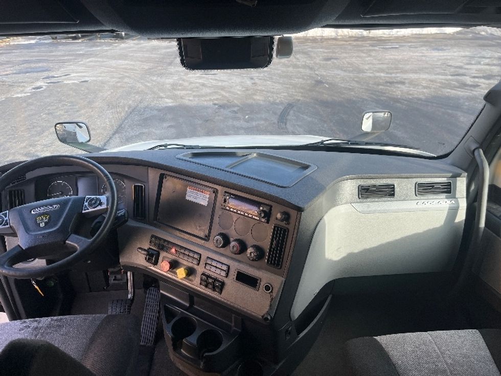 Sleeper Tractor-Heavy Duty Tractors-Freightliner-2022-T12664ST-East Chicago-IN-325,239\n\t\tmiles-$ 80,750 - Image 12