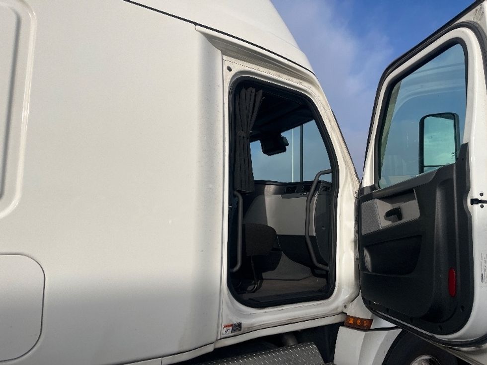 Sleeper Tractor-Heavy Duty Tractors-Freightliner-2022-T12664ST-East Chicago-IN-325,239\n\t\tmiles-$ 80,750 - Image 13