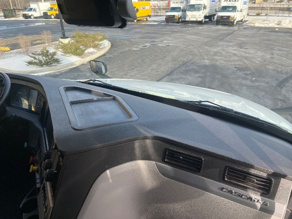 Sleeper Tractor-Heavy Duty Tractors-Freightliner-2022-T12664ST-East Chicago-IN-325,239\n\t\tmiles-$ 80,750 - Image 14