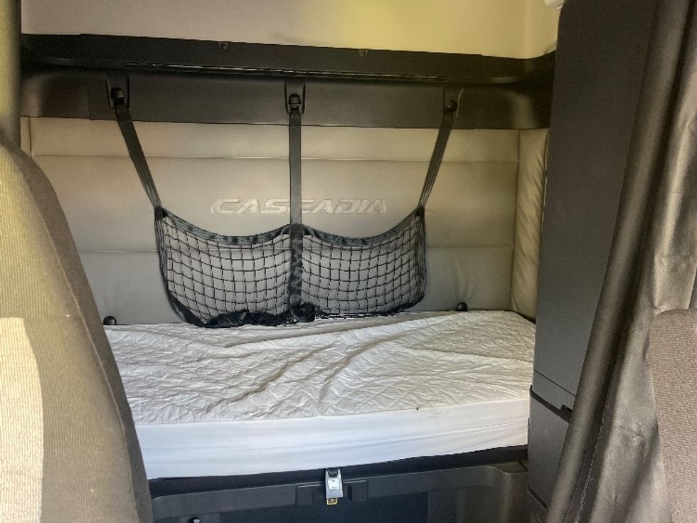 Sleeper Tractor-Heavy Duty Tractors-Freightliner-2022-T12664ST-East Chicago-IN-325,239\n\t\tmiles-$ 80,750 - Image 16