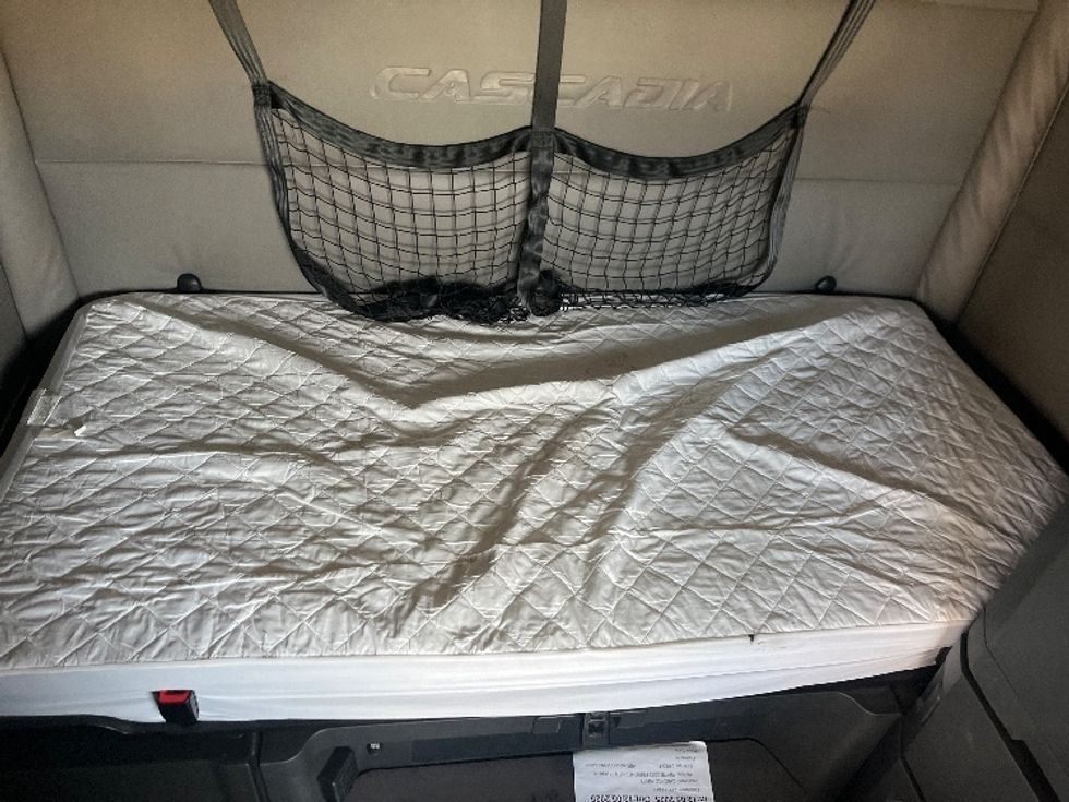 Sleeper Tractor-Heavy Duty Tractors-Freightliner-2022-T12664ST-East Chicago-IN-325,239\n\t\tmiles-$ 80,750 - Image 17