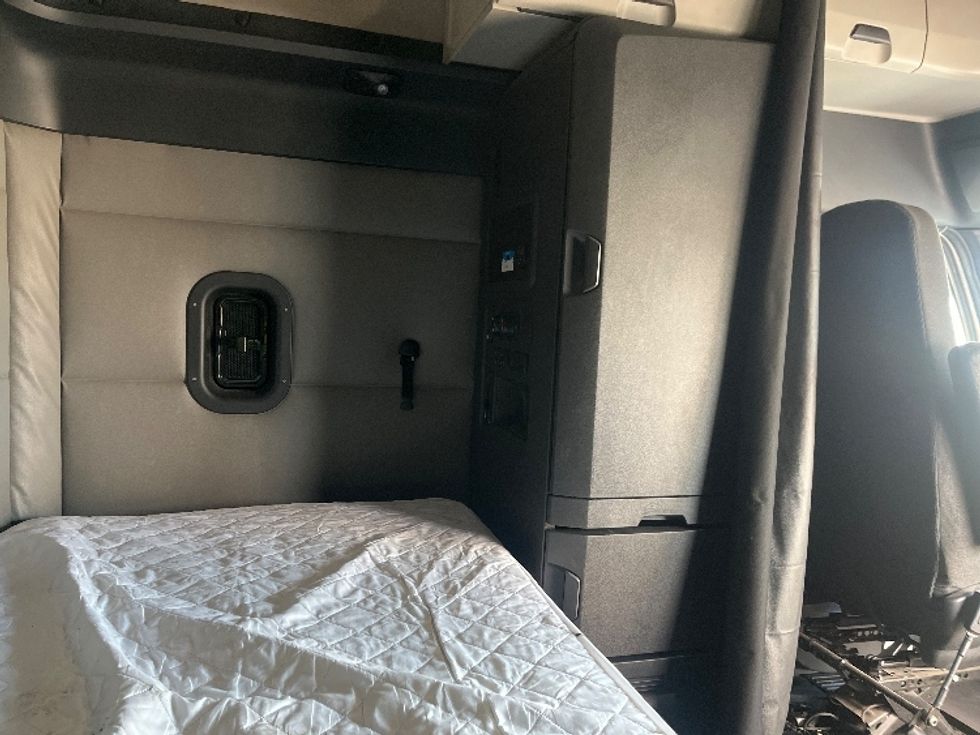 Sleeper Tractor-Heavy Duty Tractors-Freightliner-2022-T12664ST-East Chicago-IN-325,239\n\t\tmiles-$ 80,750 - Image 18