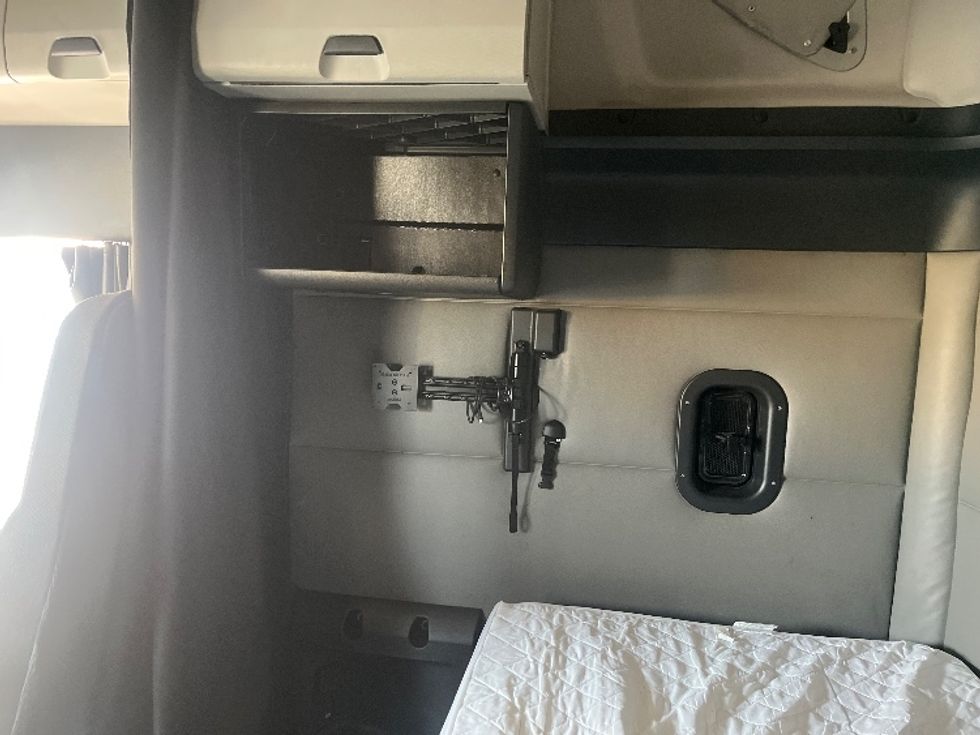 Sleeper Tractor-Heavy Duty Tractors-Freightliner-2022-T12664ST-East Chicago-IN-325,239\n\t\tmiles-$ 80,750 - Image 19