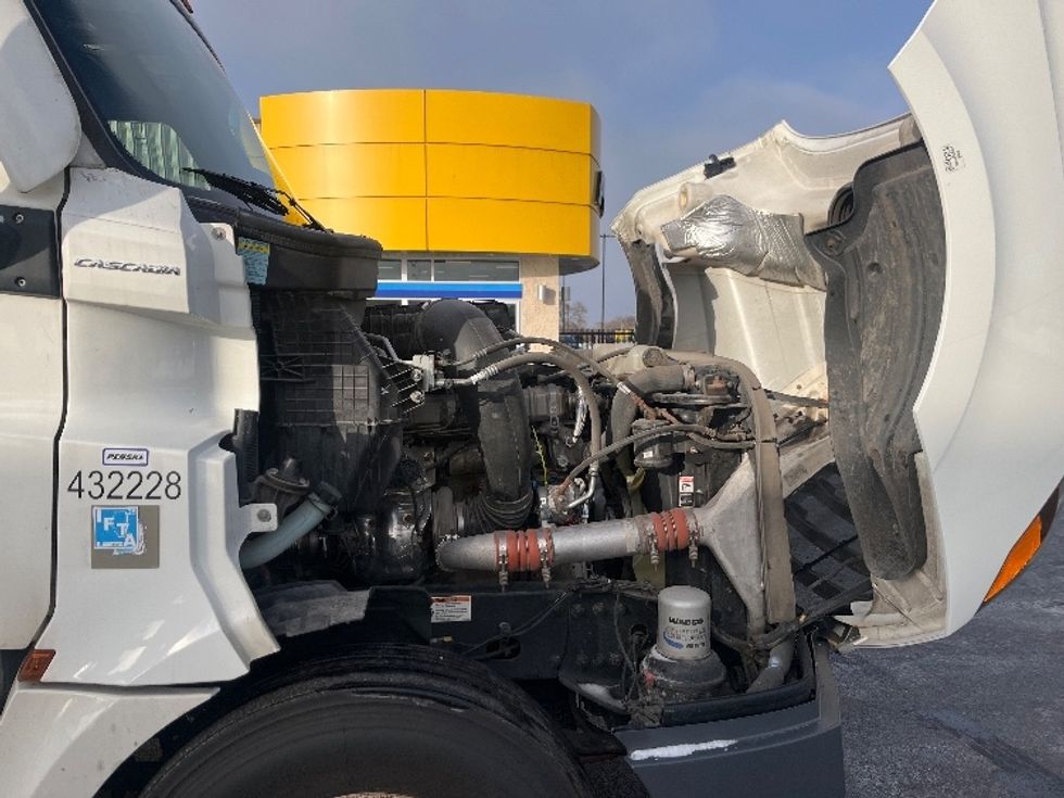 Sleeper Tractor-Heavy Duty Tractors-Freightliner-2022-T12664ST-East Chicago-IN-325,239\n\t\tmiles-$ 80,750 - Image 20