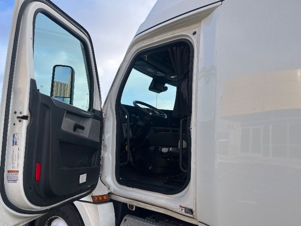 Sleeper Tractor-Heavy Duty Tractors-Freightliner-2022-T12664ST-East Chicago-IN-325,239\n\t\tmiles-$ 80,750 - Image 9