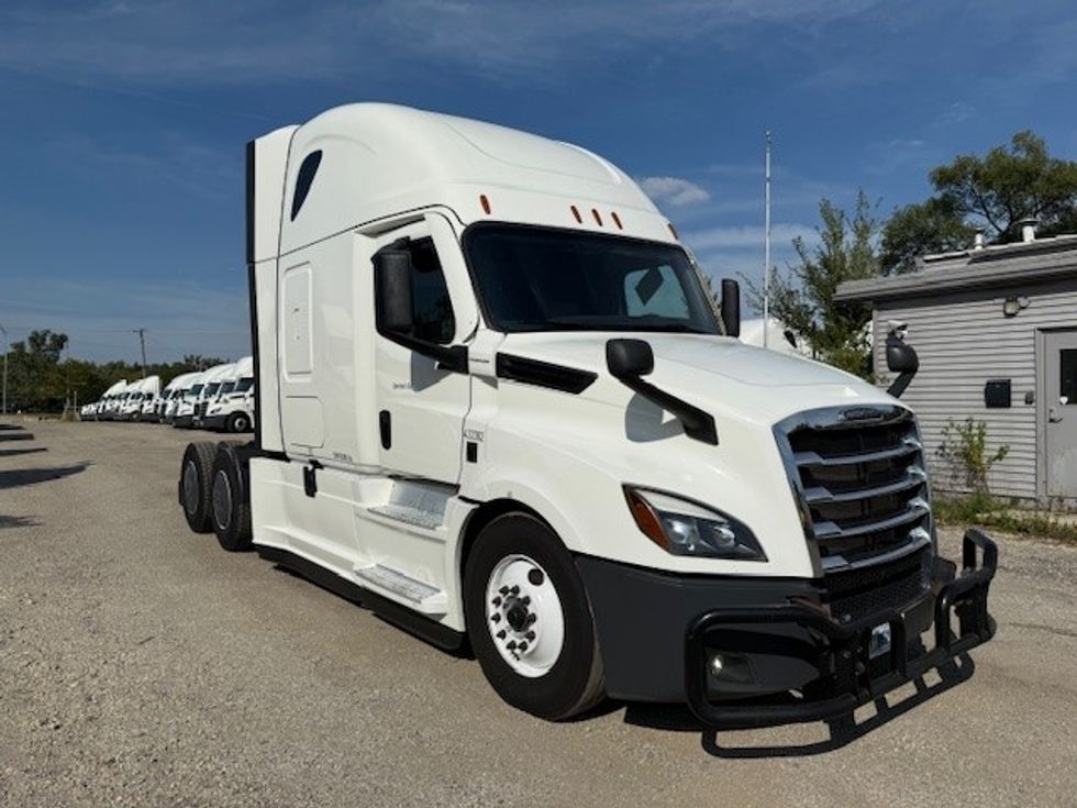 Sleeper Tractor-Heavy Duty Tractors-Freightliner-2022-T12664ST-East Chicago-IN-325,362\n\t\tmiles-$ 84,000 - Image 1