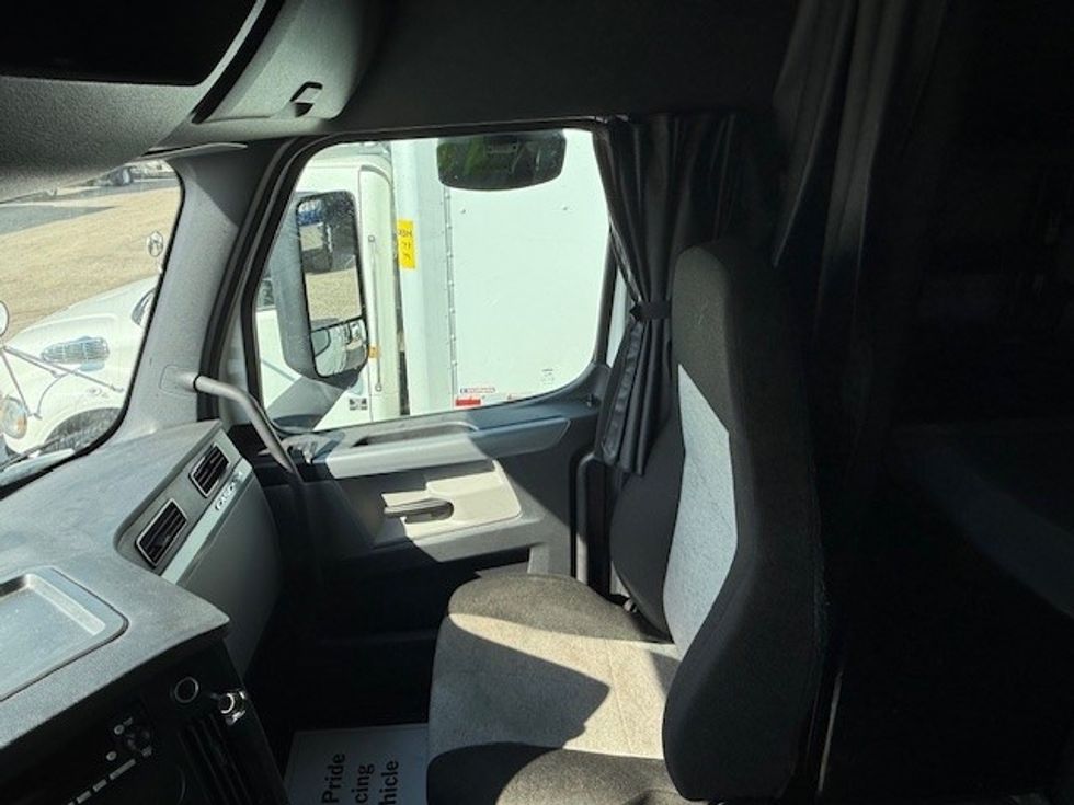 Sleeper Tractor-Heavy Duty Tractors-Freightliner-2022-T12664ST-East Chicago-IN-325,362\n\t\tmiles-$ 84,000 - Image 12