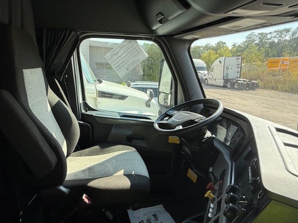 Sleeper Tractor-Heavy Duty Tractors-Freightliner-2022-T12664ST-East Chicago-IN-325,362\n\t\tmiles-$ 84,000 - Image 15