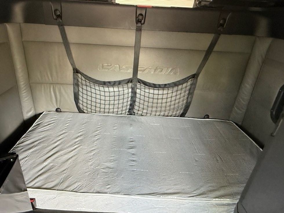 Sleeper Tractor-Heavy Duty Tractors-Freightliner-2022-T12664ST-East Chicago-IN-325,362\n\t\tmiles-$ 84,000 - Image 16