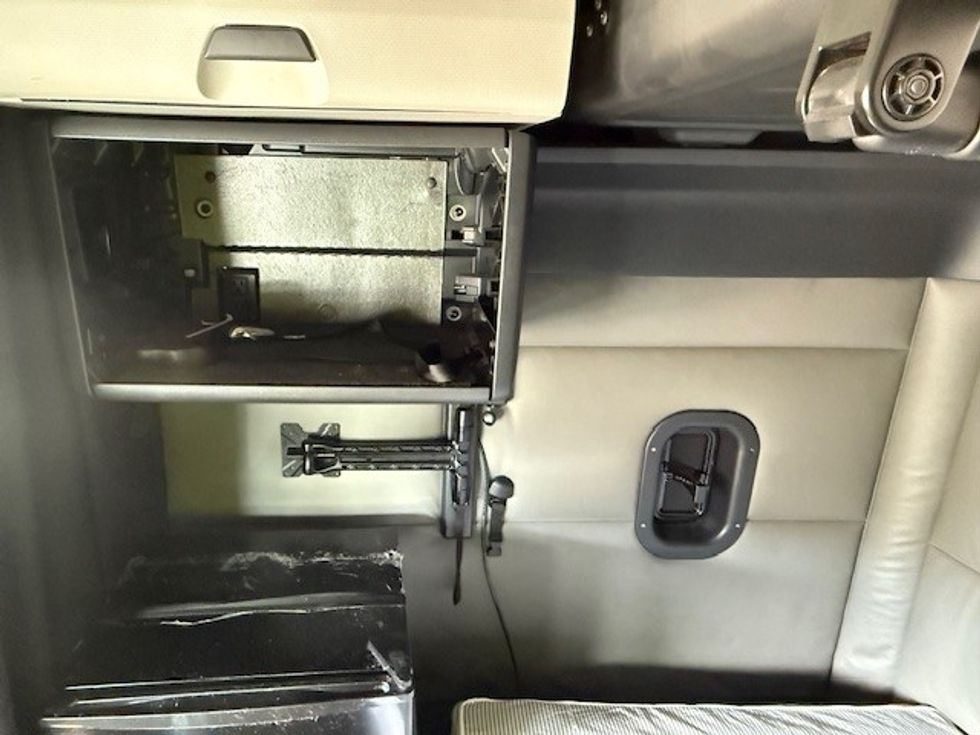 Sleeper Tractor-Heavy Duty Tractors-Freightliner-2022-T12664ST-East Chicago-IN-325,362\n\t\tmiles-$ 84,000 - Image 19