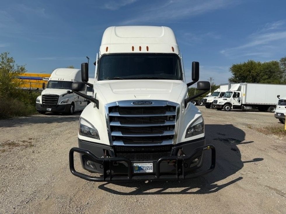 2022 Freightliner Cascadia 126" Sleeper Cab photo 2