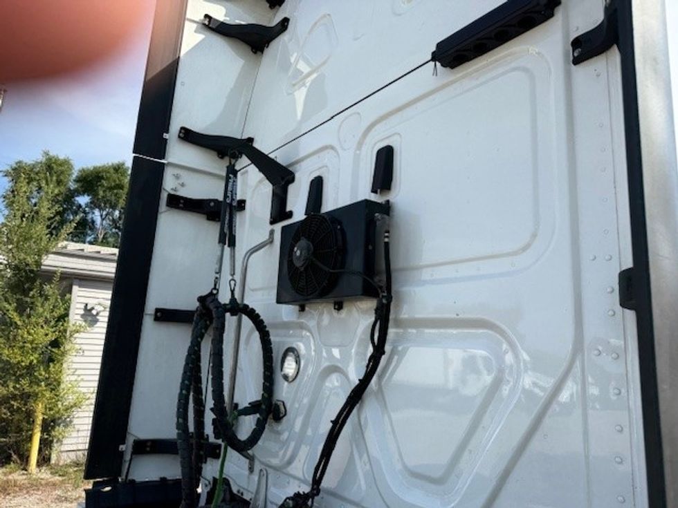 Sleeper Tractor-Heavy Duty Tractors-Freightliner-2022-T12664ST-East Chicago-IN-325,362\n\t\tmiles-$ 84,000 - Image 22