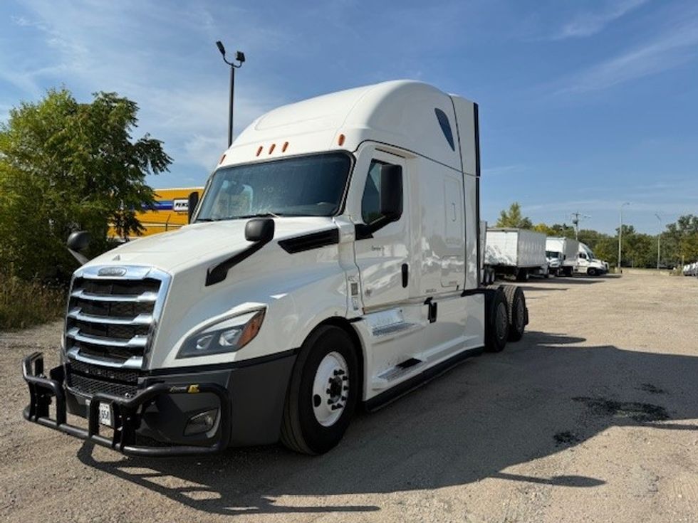 2022 Freightliner Cascadia 126" Sleeper Cab photo 3
