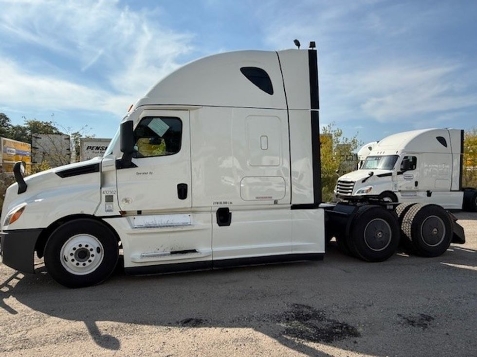 2022 Freightliner Cascadia 126" Sleeper Cab photo 4