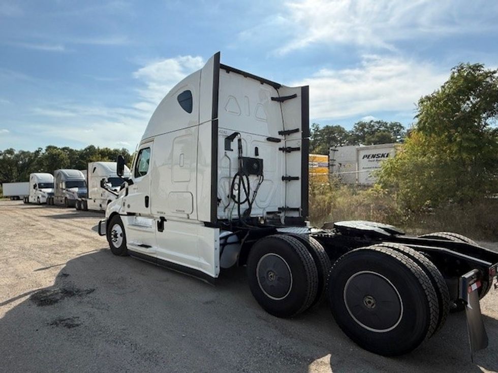 Sleeper Tractor-Heavy Duty Tractors-Freightliner-2022-T12664ST-East Chicago-IN-325,362\n\t\tmiles-$ 84,000 - Image 5