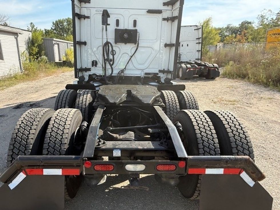 Sleeper Tractor-Heavy Duty Tractors-Freightliner-2022-T12664ST-East Chicago-IN-325,362\n\t\tmiles-$ 84,000 - Image 6