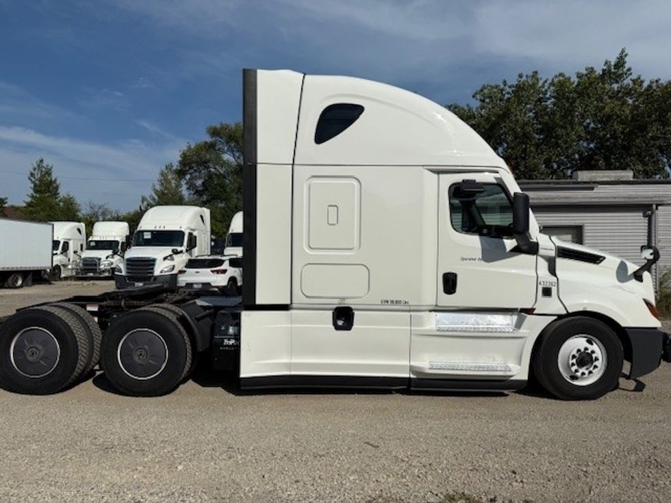 Sleeper Tractor-Heavy Duty Tractors-Freightliner-2022-T12664ST-East Chicago-IN-325,362\n\t\tmiles-$ 84,000 - Image 8