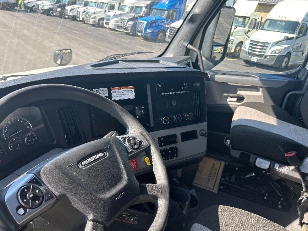 Sleeper Tractor-Heavy Duty Tractors-Freightliner-2022-T12664ST-East Chicago-IN-341,439\n\t\tmiles-$ 84,000 - Image 10