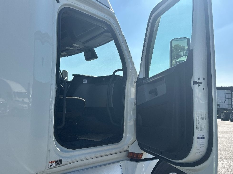 Sleeper Tractor-Heavy Duty Tractors-Freightliner-2022-T12664ST-East Chicago-IN-341,439\n\t\tmiles-$ 84,000 - Image 13