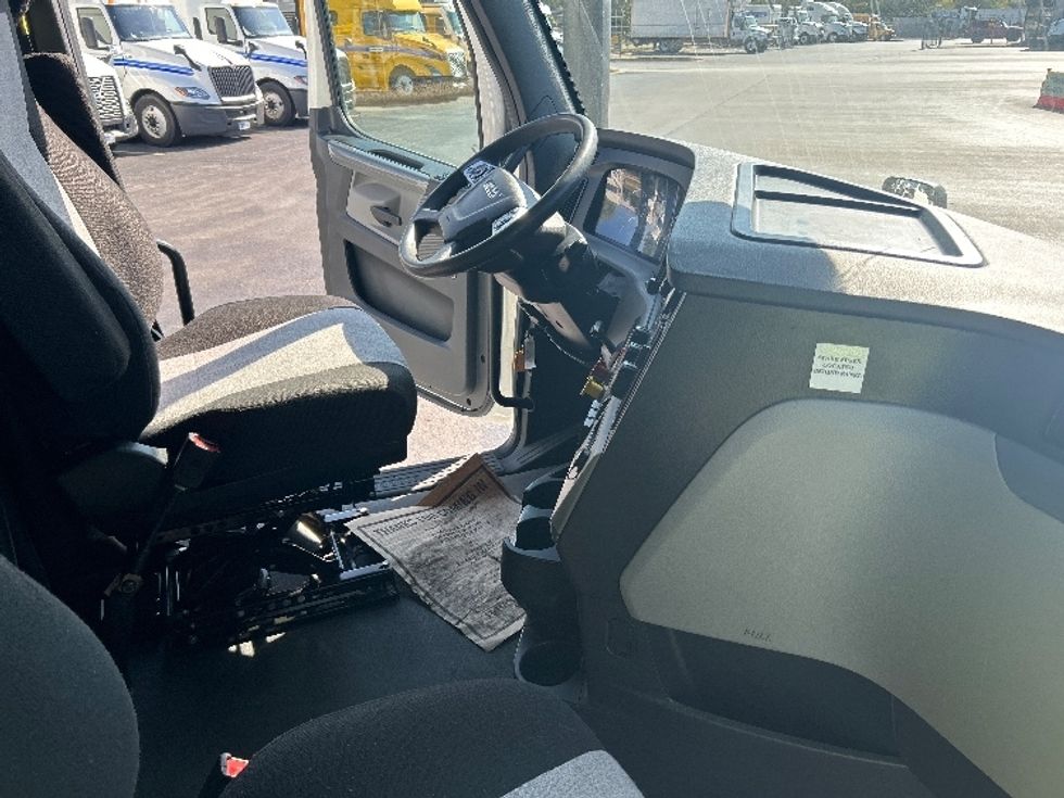 Sleeper Tractor-Heavy Duty Tractors-Freightliner-2022-T12664ST-East Chicago-IN-341,439\n\t\tmiles-$ 84,000 - Image 15