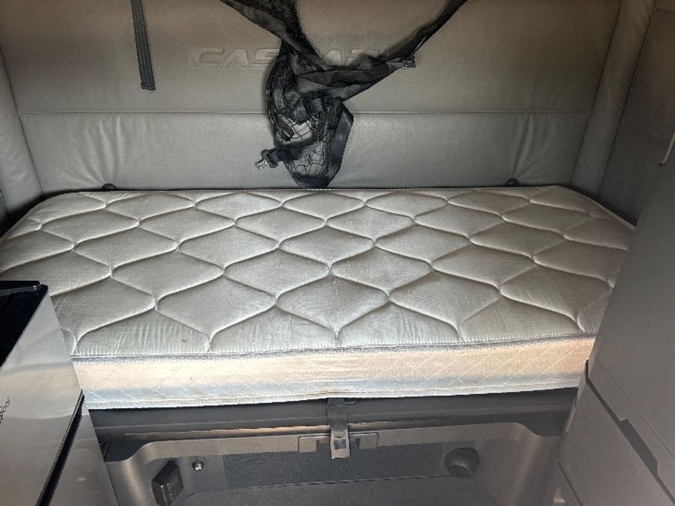 Sleeper Tractor-Heavy Duty Tractors-Freightliner-2022-T12664ST-East Chicago-IN-341,439\n\t\tmiles-$ 84,000 - Image 17